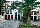Plaza Alameda in Santa Cruz : Palmen, antike Häuser